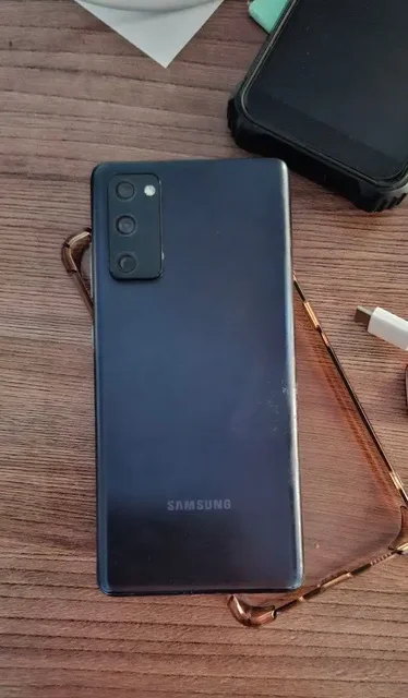 Samsung Galaxy S20 FE 6/128 в отличном состоянии - Электроника в Братск