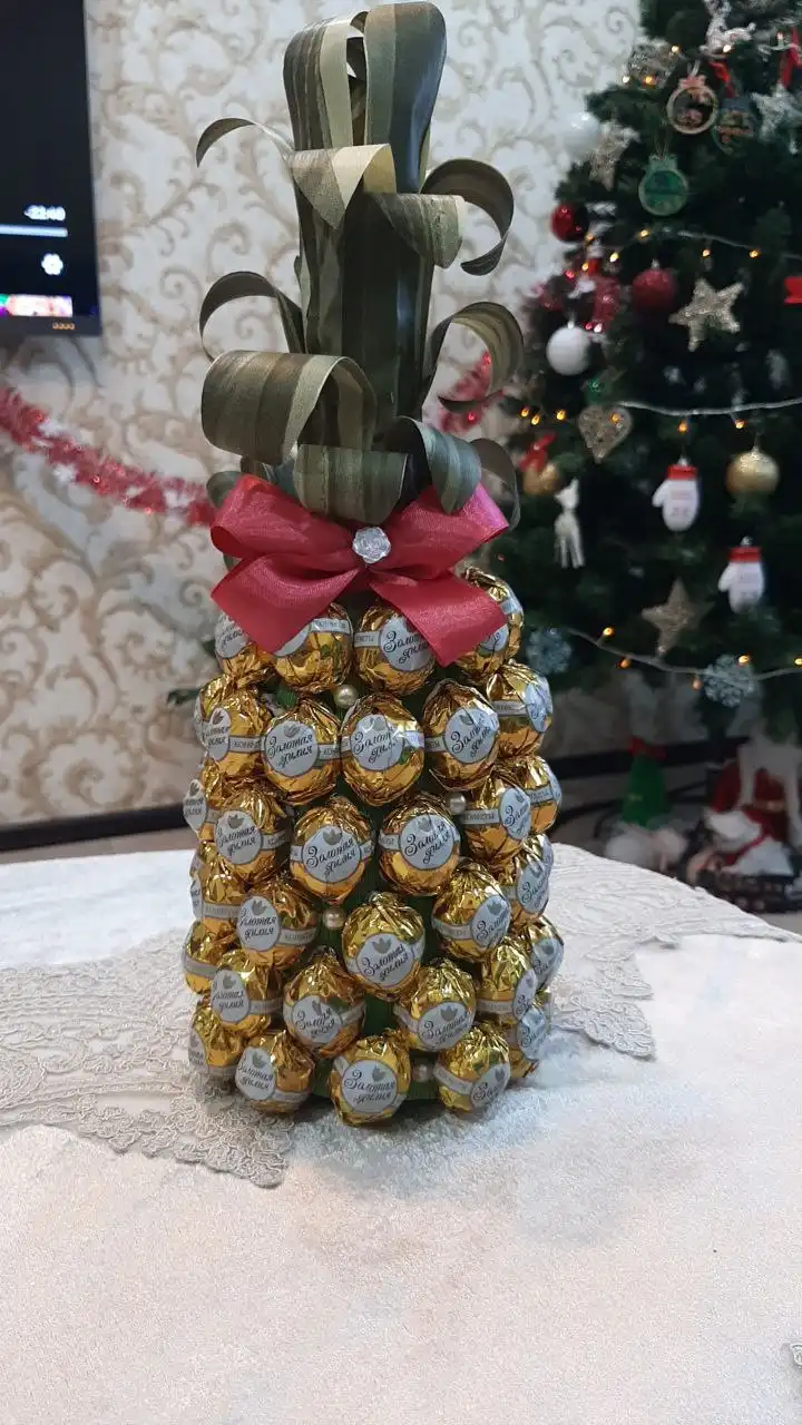 Ананас из конфет и чехол для шампанского