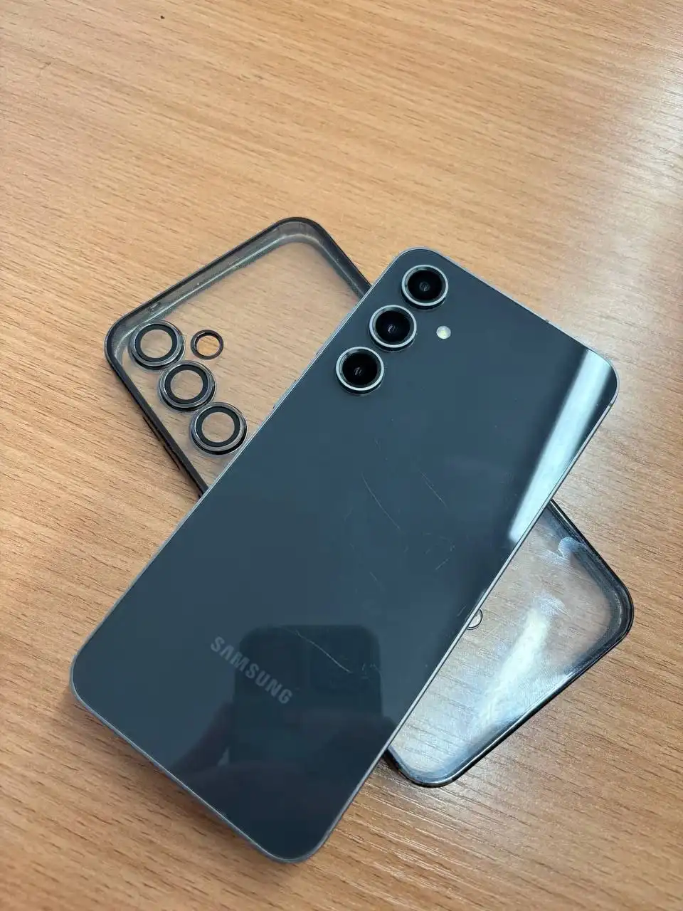 Samsung Galaxy S23 FE 8/256 с защитным стеклом и чехлами - Смартфоны (Электроника) в Братск