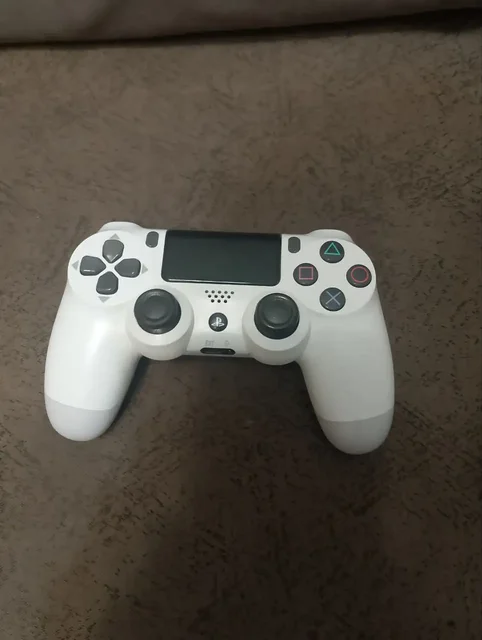 Продам два джойстика DualShock 4 - Игры в Братск