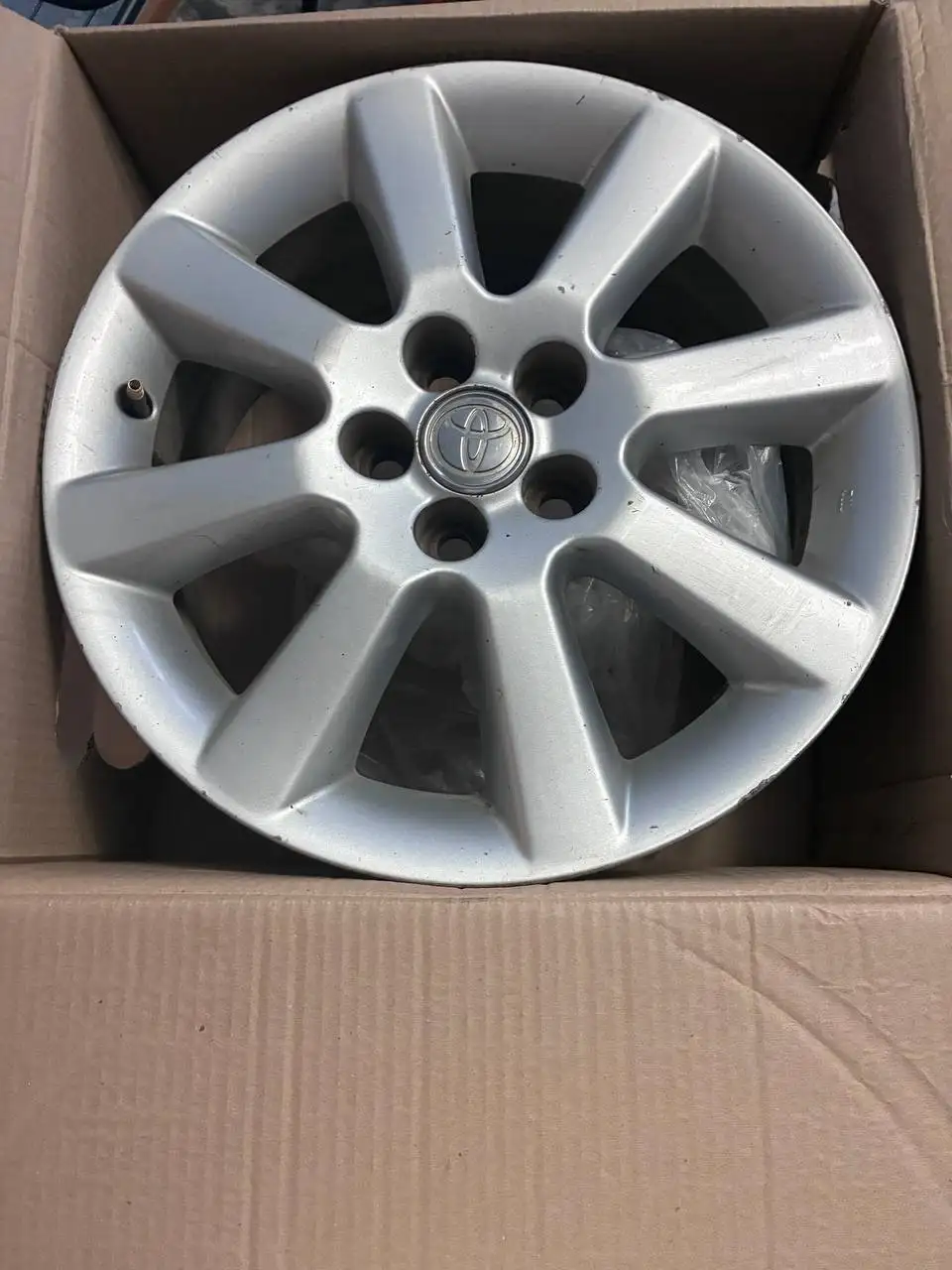 Продам оригинальные литые диски Toyota Avensis T250 - Диски (Запчасти) в Братск