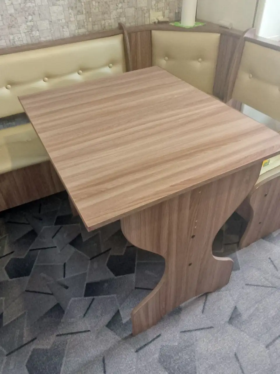 Кухонный стол коричневого цвета - Мебель (Для дома и дачи) в Братск