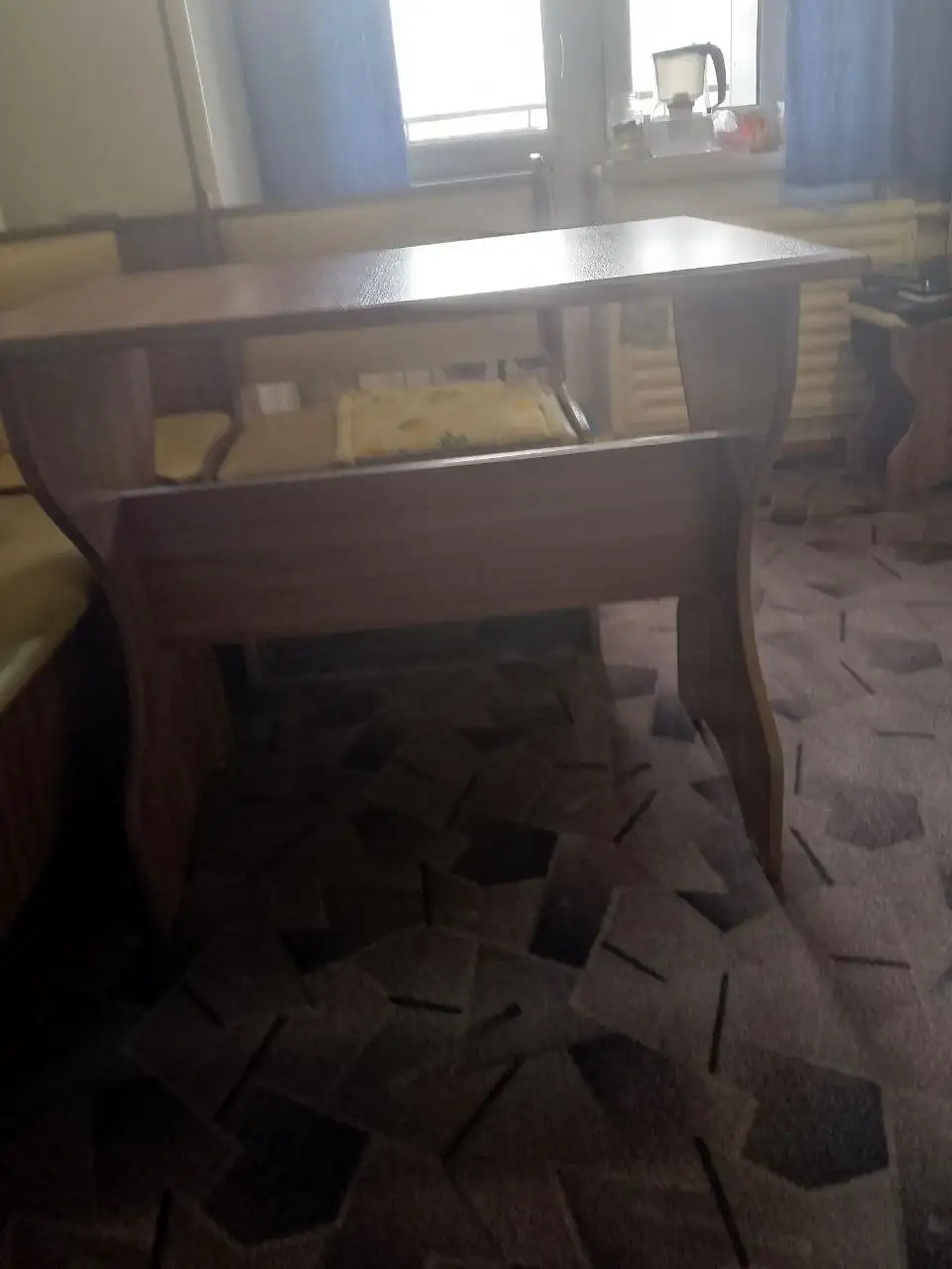 Кухонный стол коричневого цвета - Мебель (Для дома и дачи) в Братск