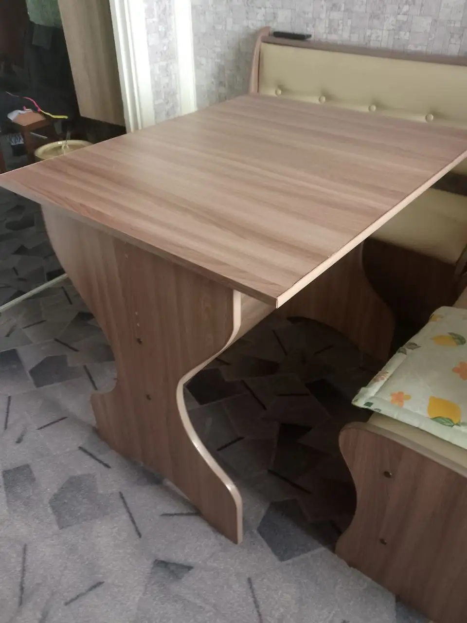 Кухонный стол коричневого цвета - Мебель (Для дома и дачи) в Братск