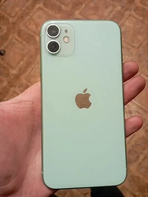 Продам iPhone 11 64 ГБ с разбитым экраном - Компьютерная техника в Братск