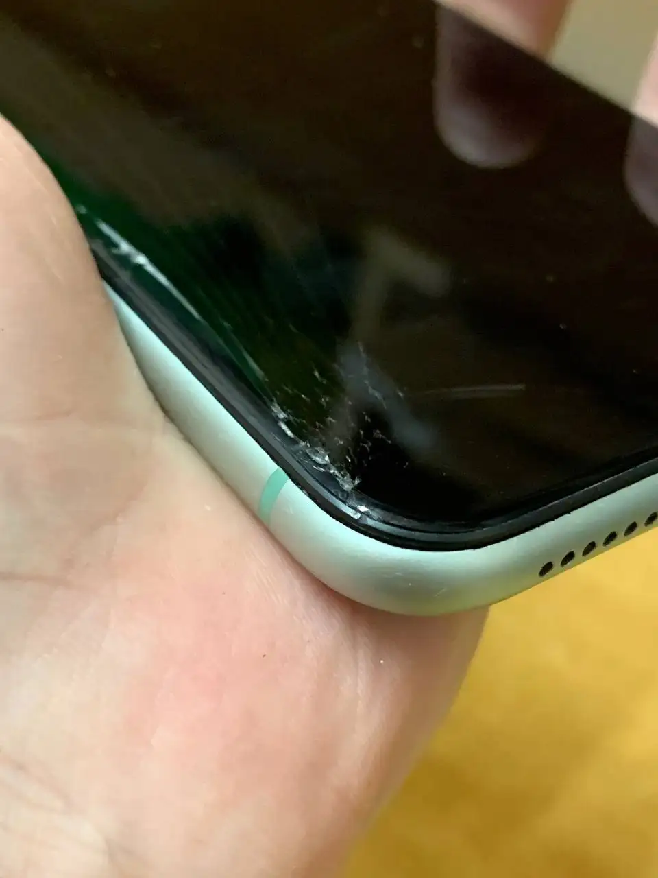 iPhone 11 128 Гб с битым экраном - Смартфоны и телефоны (Электроника) в Братск