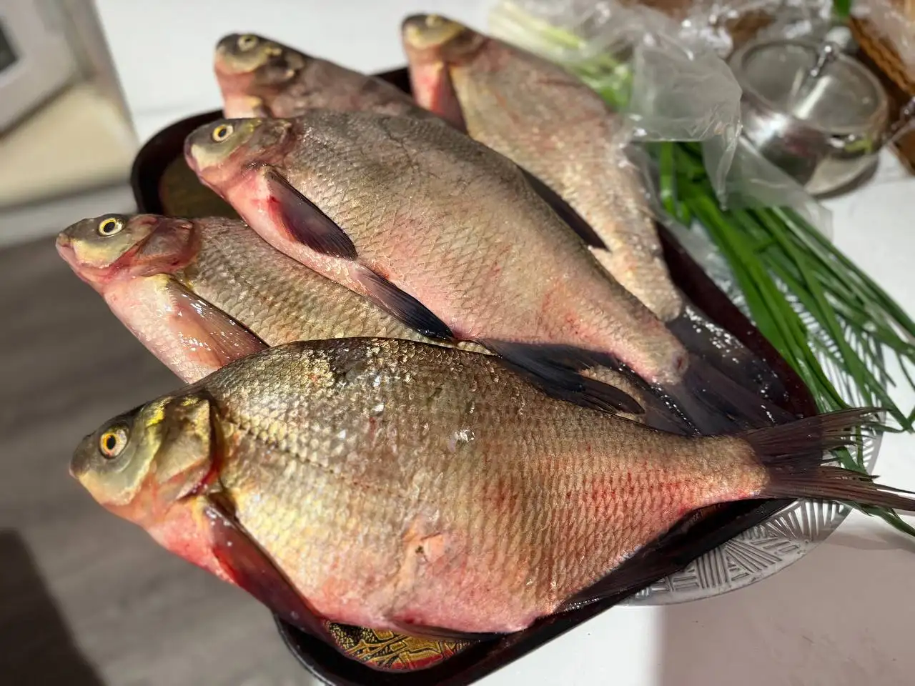 Свежая и копченая рыба - лещ, карась - Рыба и морепродукты (Барахолка) в Братск