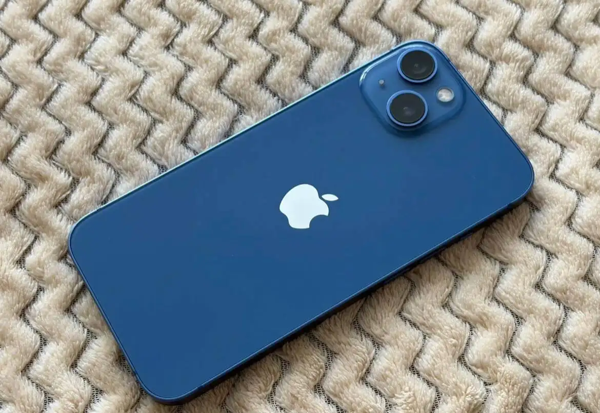 Обменяю iPhone 13 на оригинальный АКБ - Смартфоны (Электроника) в Братск