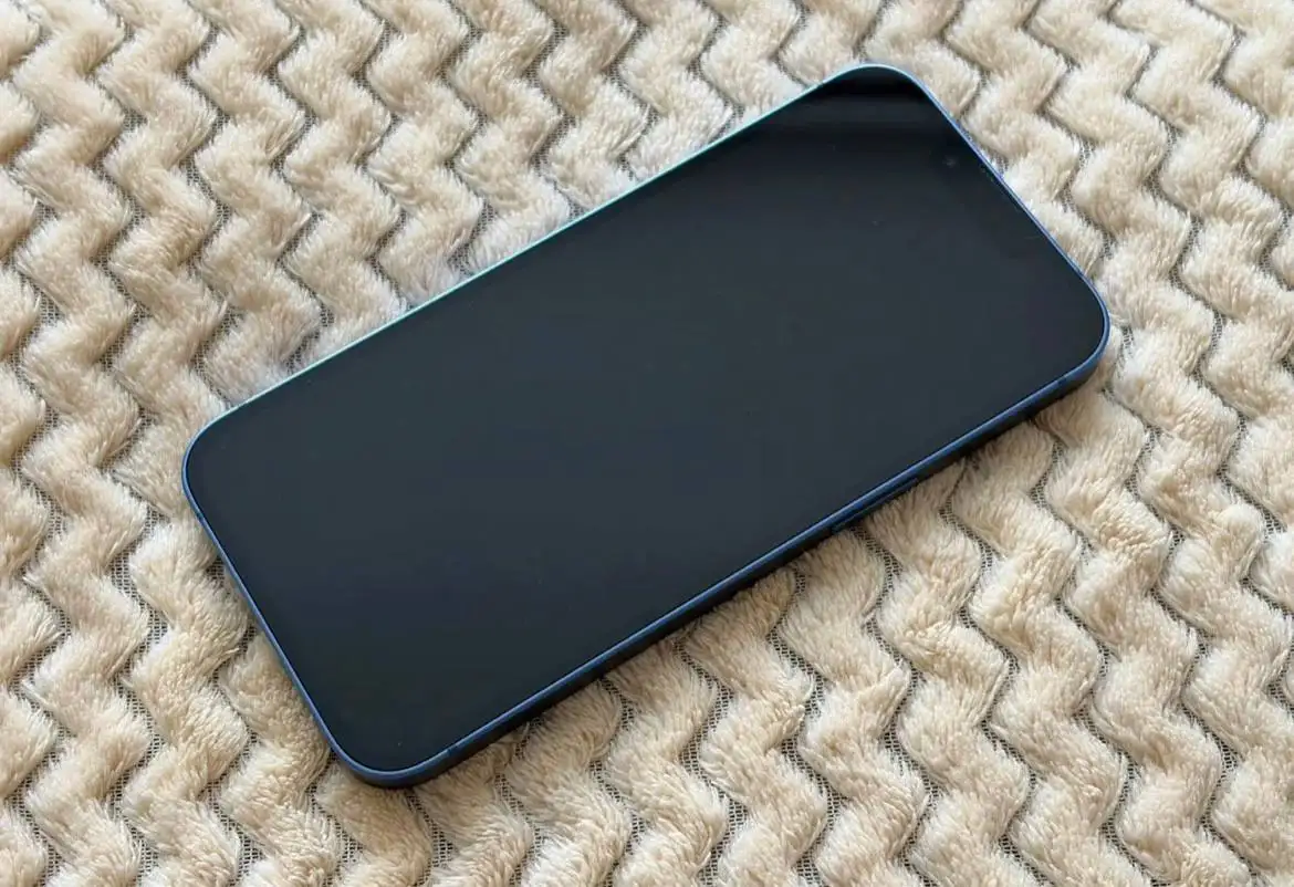 Обменяю iPhone 13 на оригинальный АКБ - Смартфоны (Электроника) в Братск