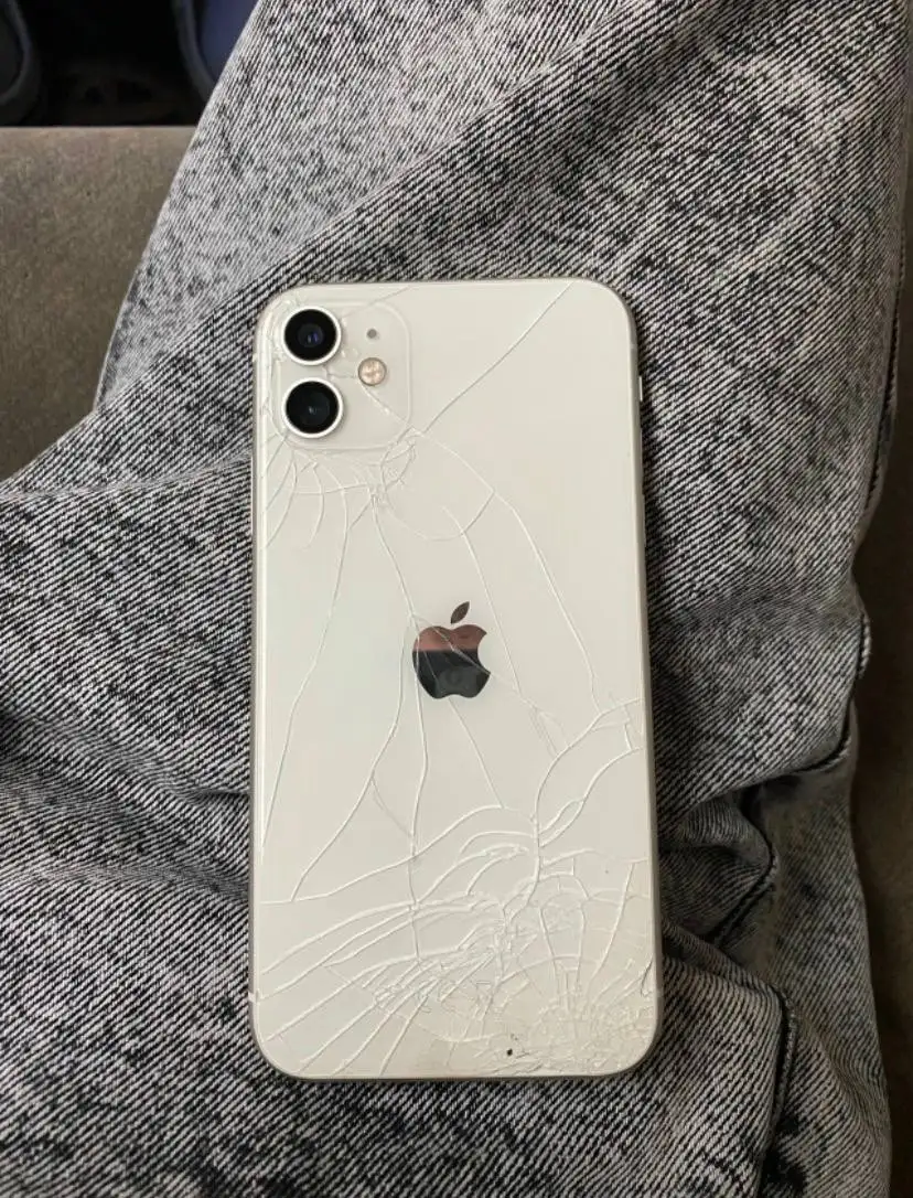 iPhone 11 64GB - Смартфоны и гаджеты (Электроника) в Братск
