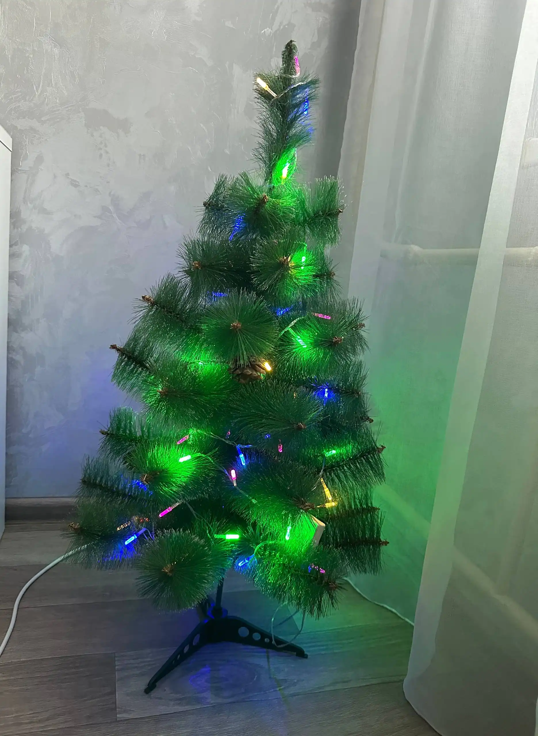 Продам искусственную Ель с шишками