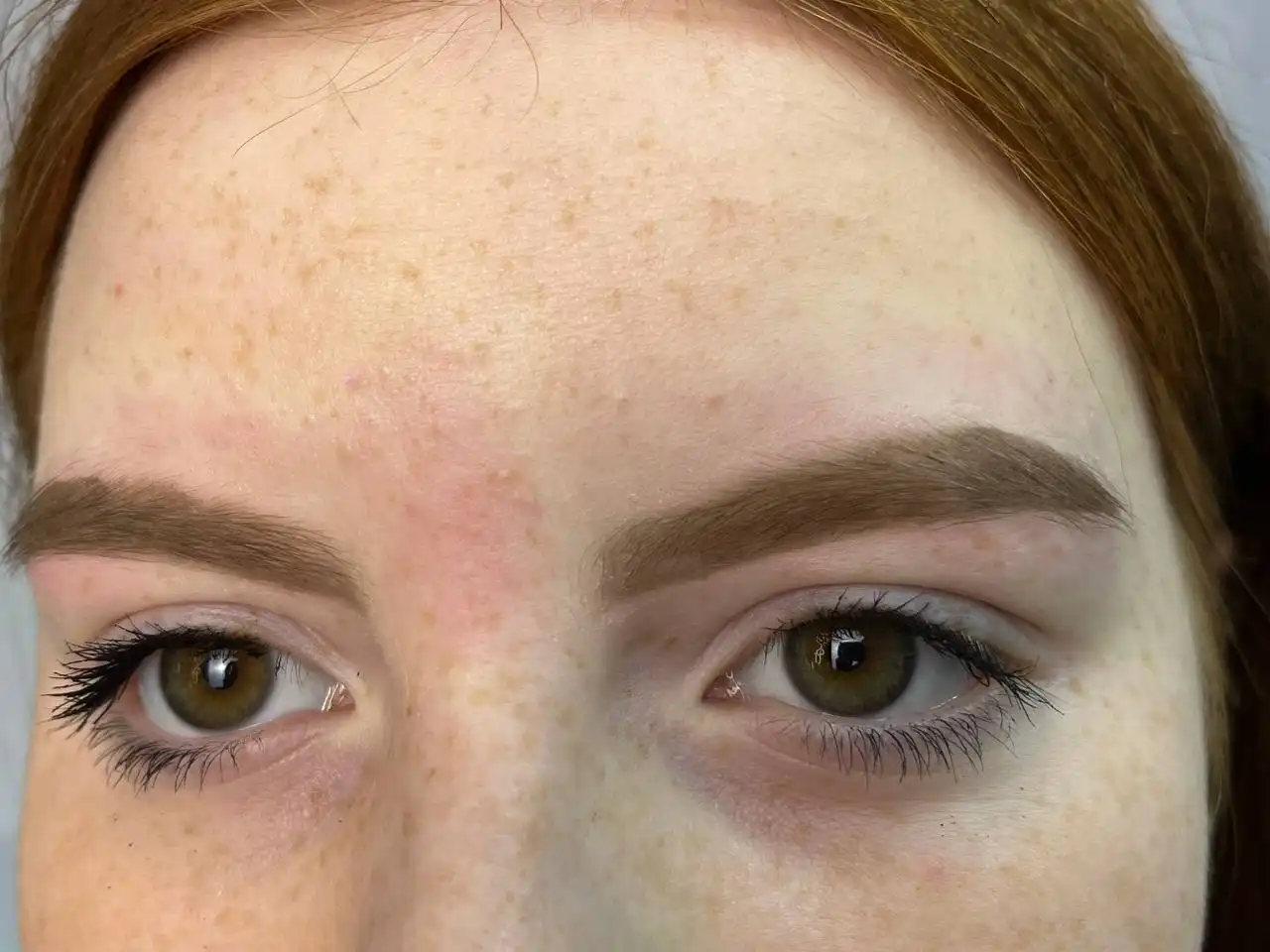 Услуги по наращиванию ресниц и оформлению бровей