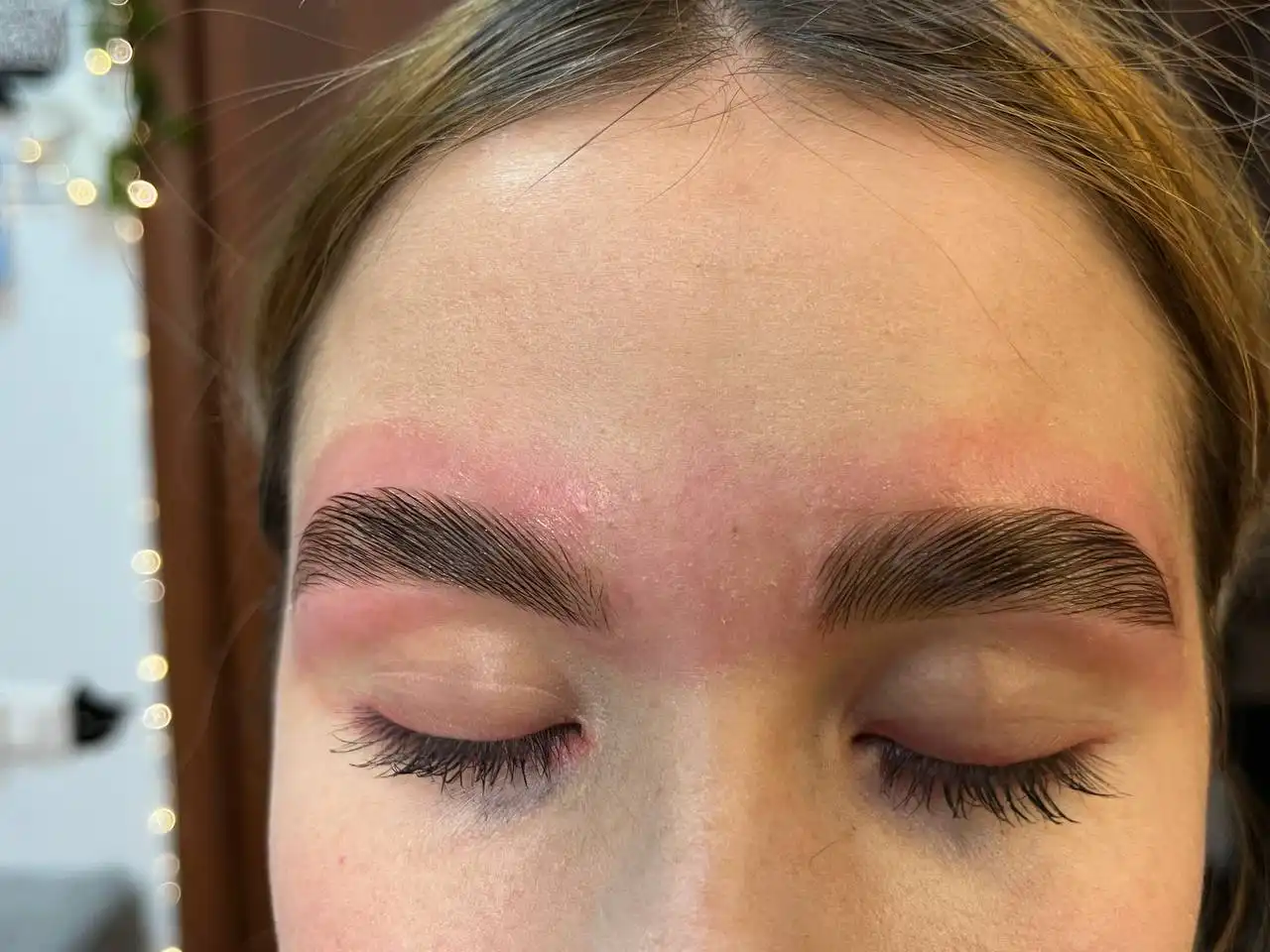 Сертифицированный мастер по оформлению бровей и наращиванию ресниц
