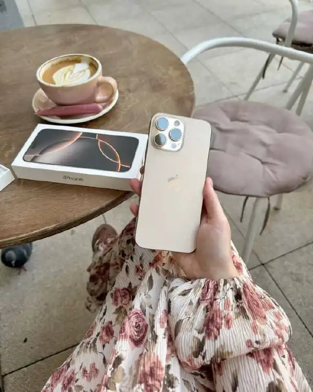 iPhone 16 Pro Max 256 ГБ золотистый на гарантии