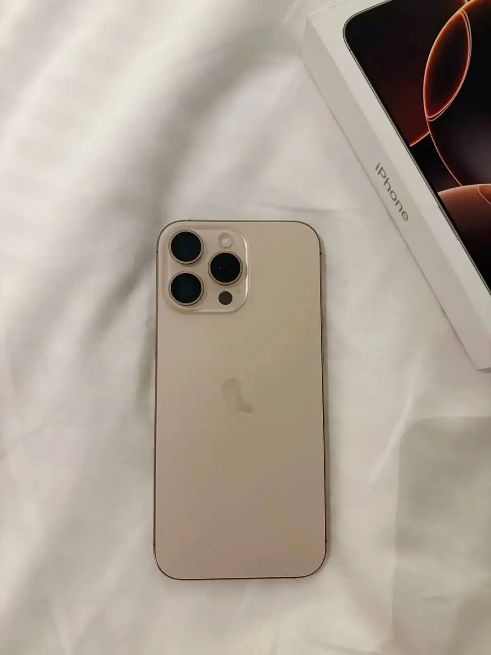 iPhone 16 Pro Max 256 ГБ золотистый на гарантии