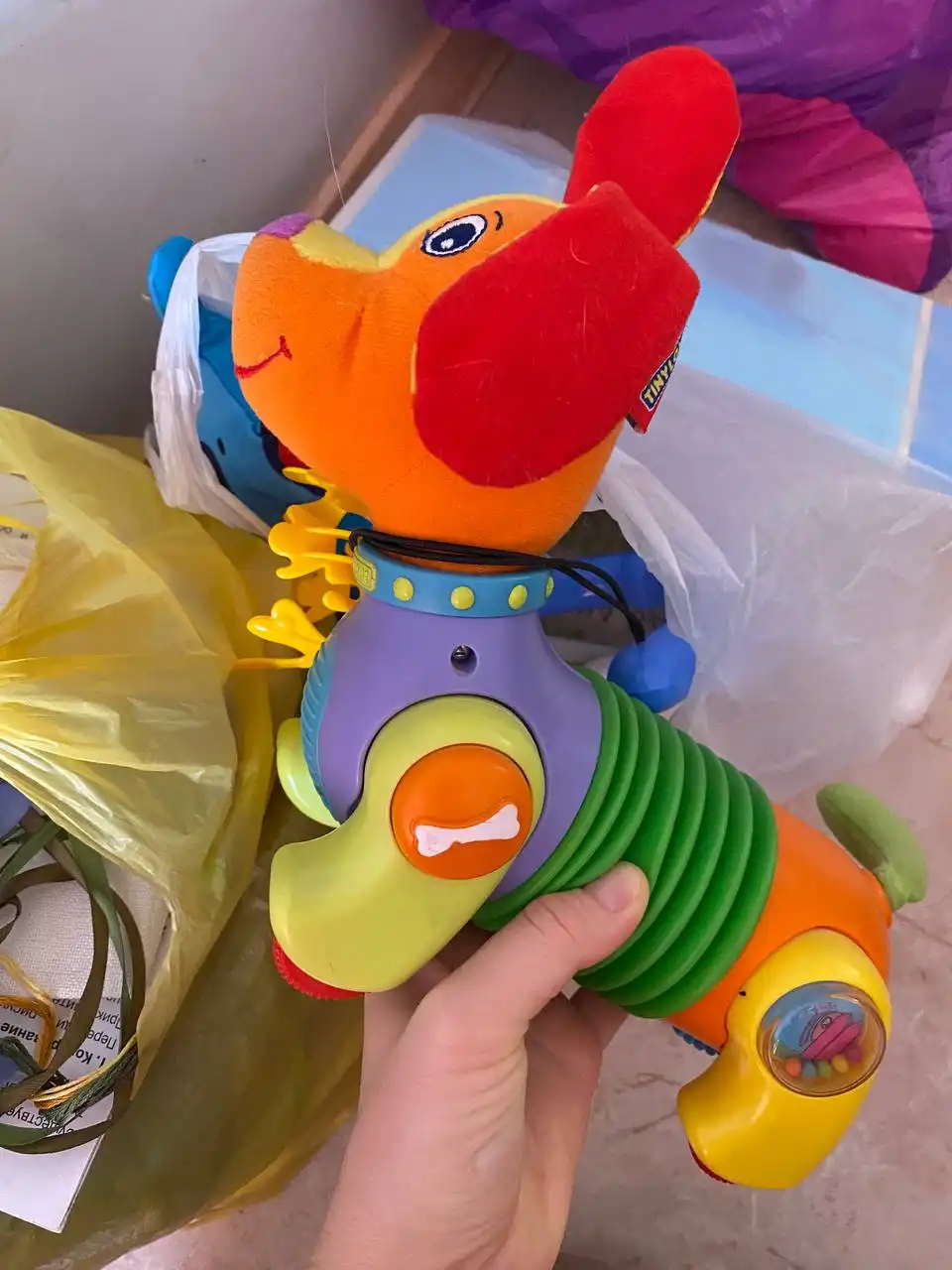 Отдам даром три пакета игрушек