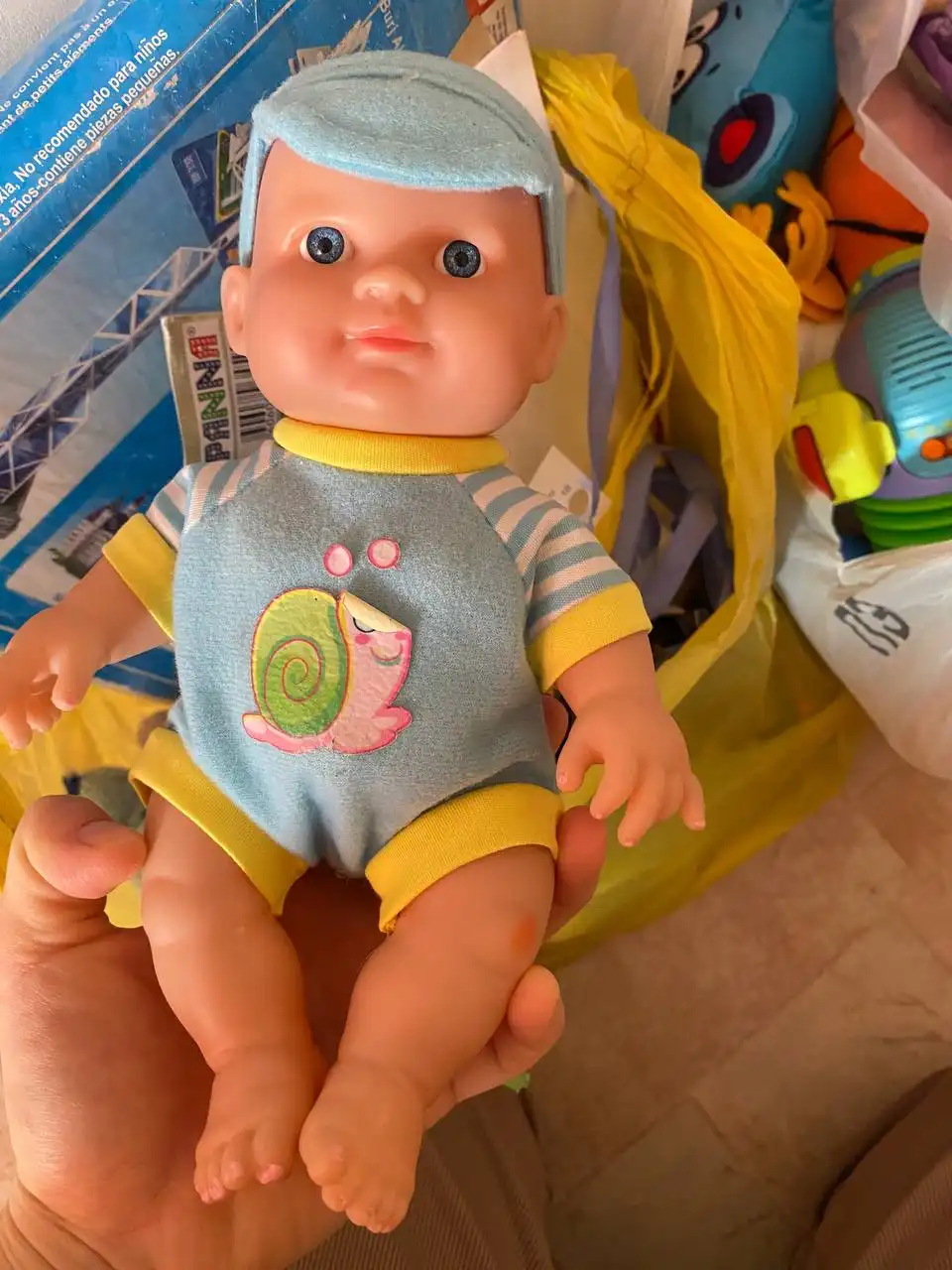 Отдам даром три пакета игрушек