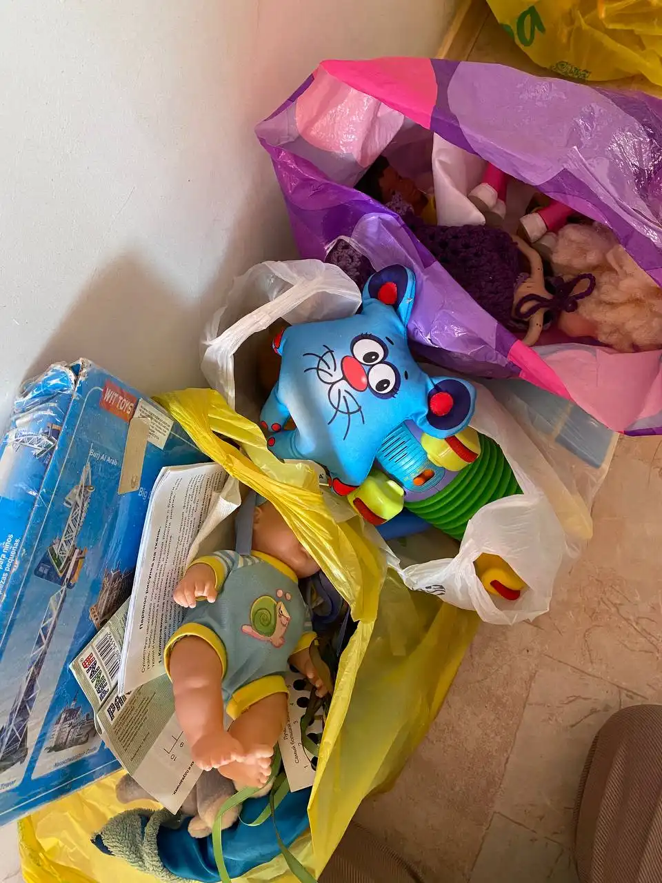 Отдам даром три пакета игрушек