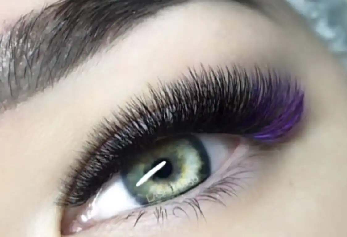 Наращивание ресниц с 3D эффектом и цветными вставками