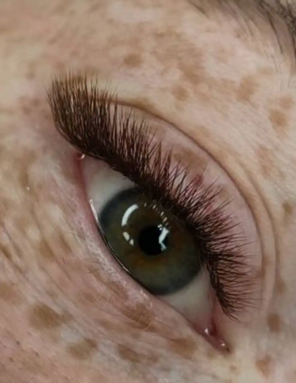 Наращивание ресниц с 3D эффектом и цветными вставками