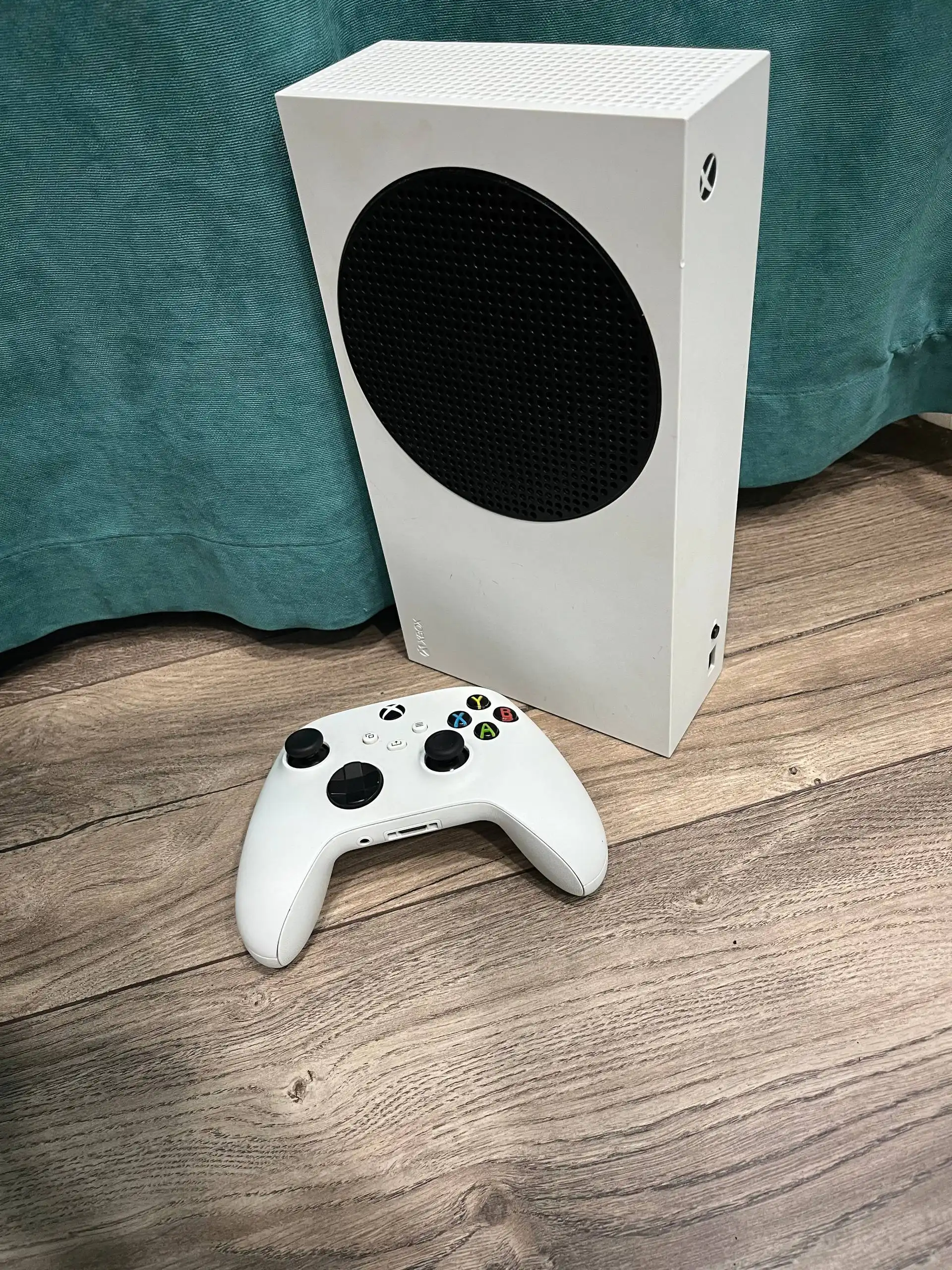 Продам Xbox Series S с геймпадом и жестким диском