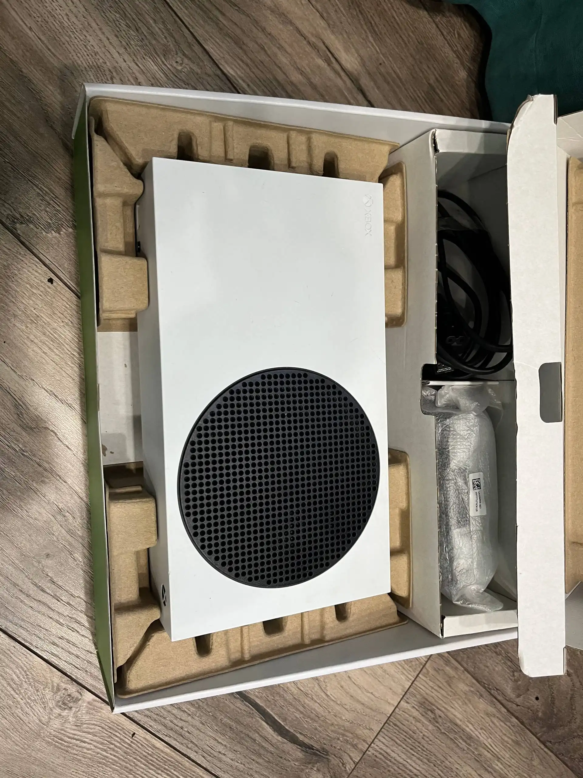 Продам Xbox Series S с геймпадом и жестким диском