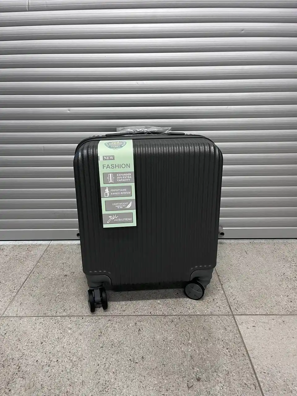 Продам новый чемодан XS