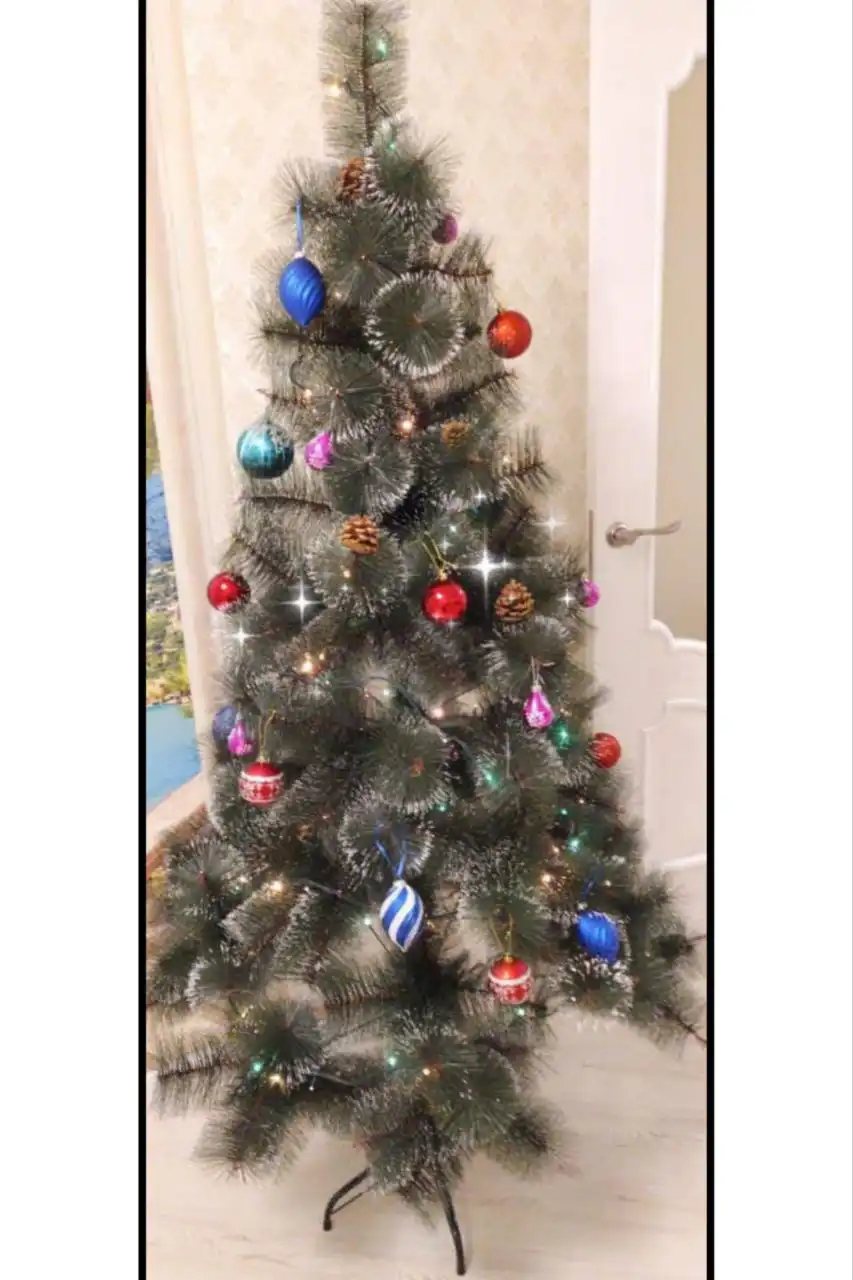 Продам новую пушистую ёлку с шишками 180 см