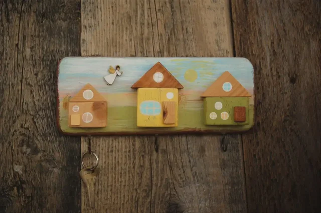 Уютная деревянная ключница ручной работы с Ангелом-хранителем - Хобби и отдых в Томск