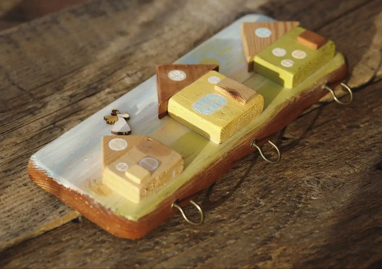 Уютная деревянная ключница ручной работы с Ангелом-хранителем