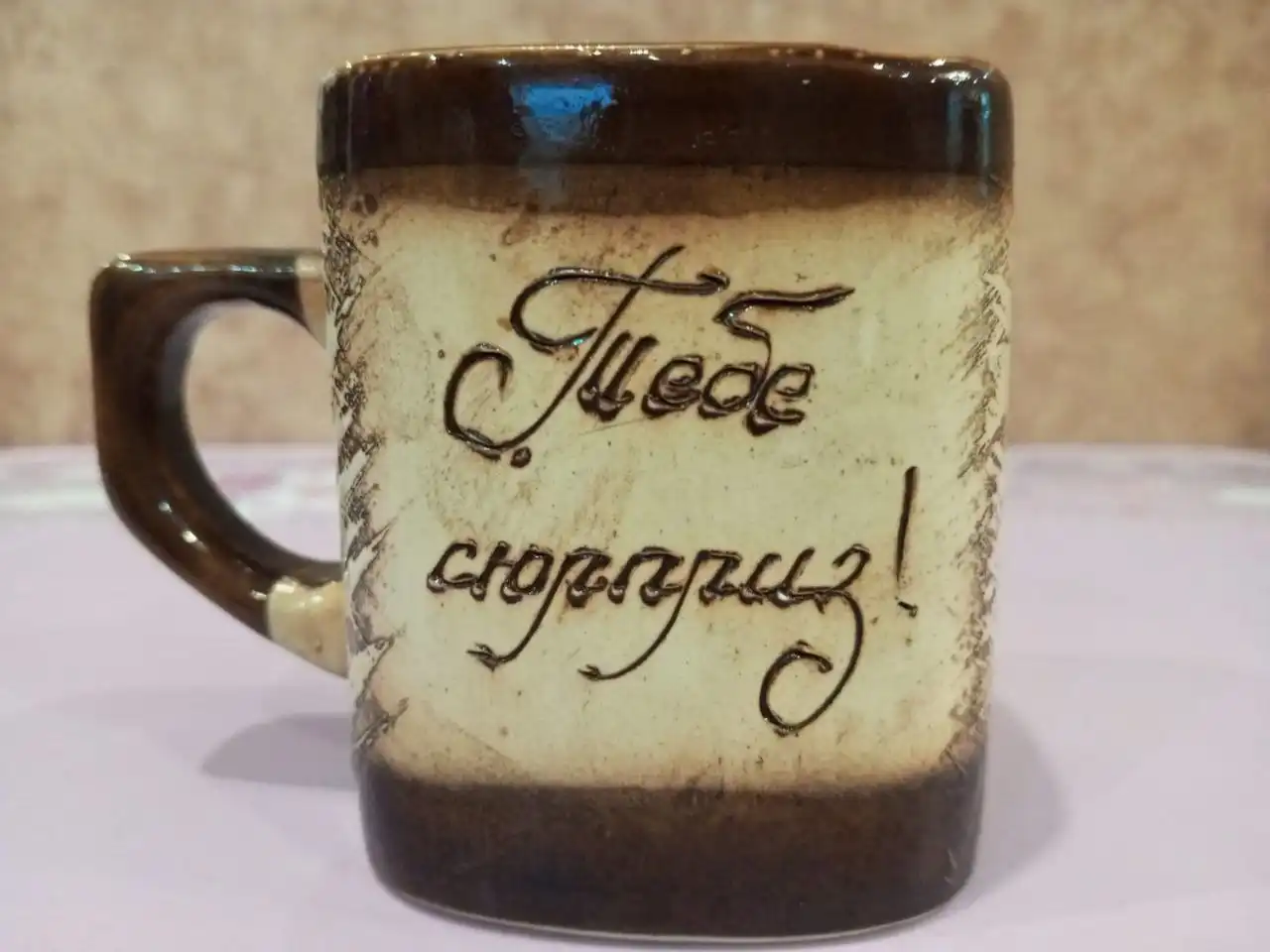 Коллекция пивных кружек и газовая плита