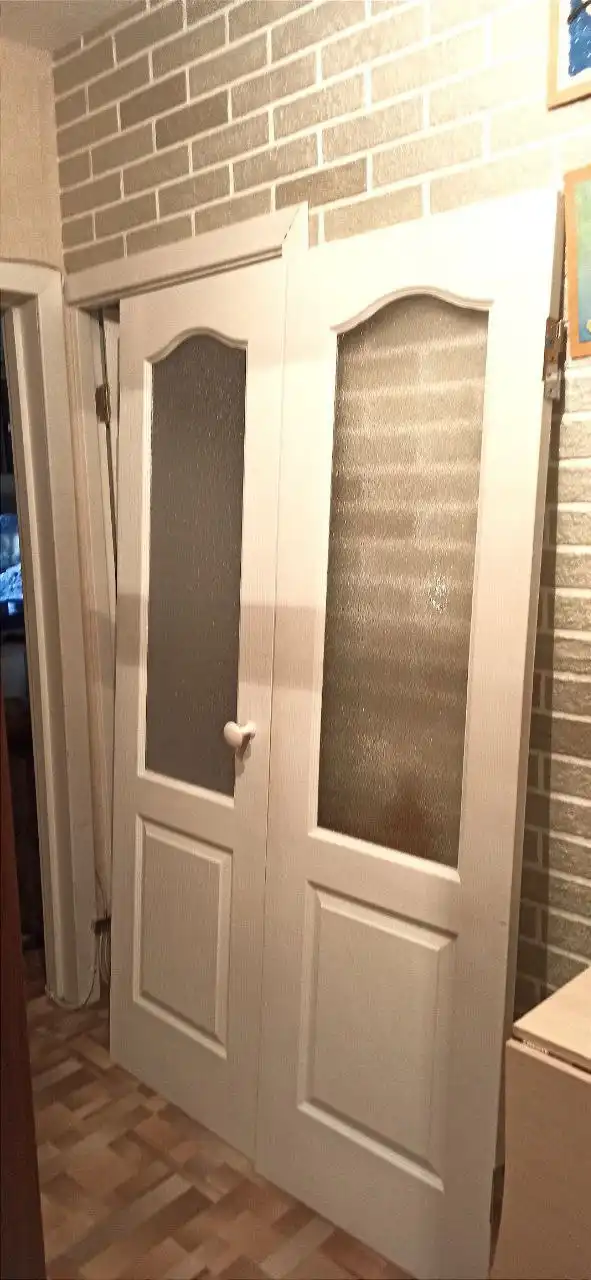 Продам межкомнатные распашные двери б/у - Двери (Для дома и дачи) в Томск