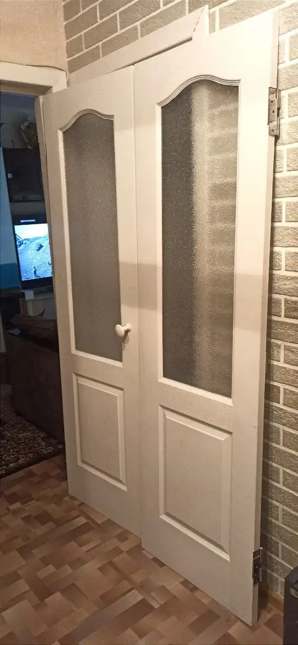 Продам межкомнатные распашные двери б/у - Двери (Для дома и дачи) в Томск