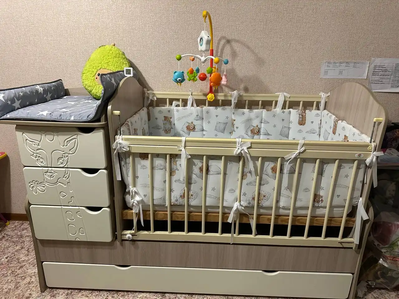 Продам детскую кроватку с пеленальным столиком и маятником - Детская мебель (Товары для детей) в Томск