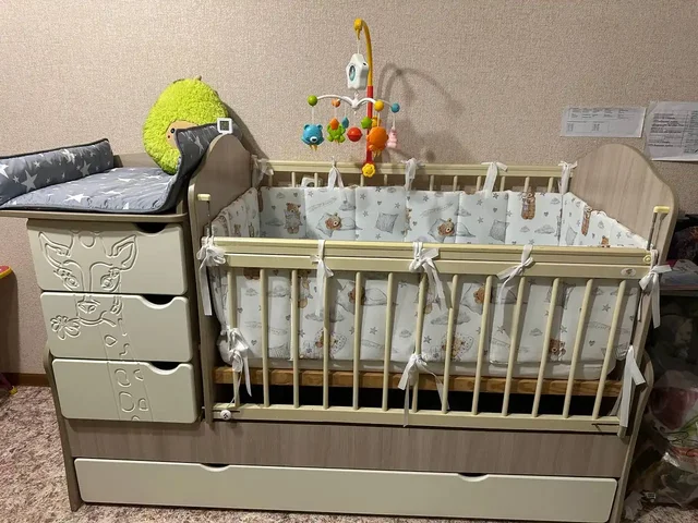 Продам детскую кроватку с пеленальным столиком и маятником - частное объявление в Томск