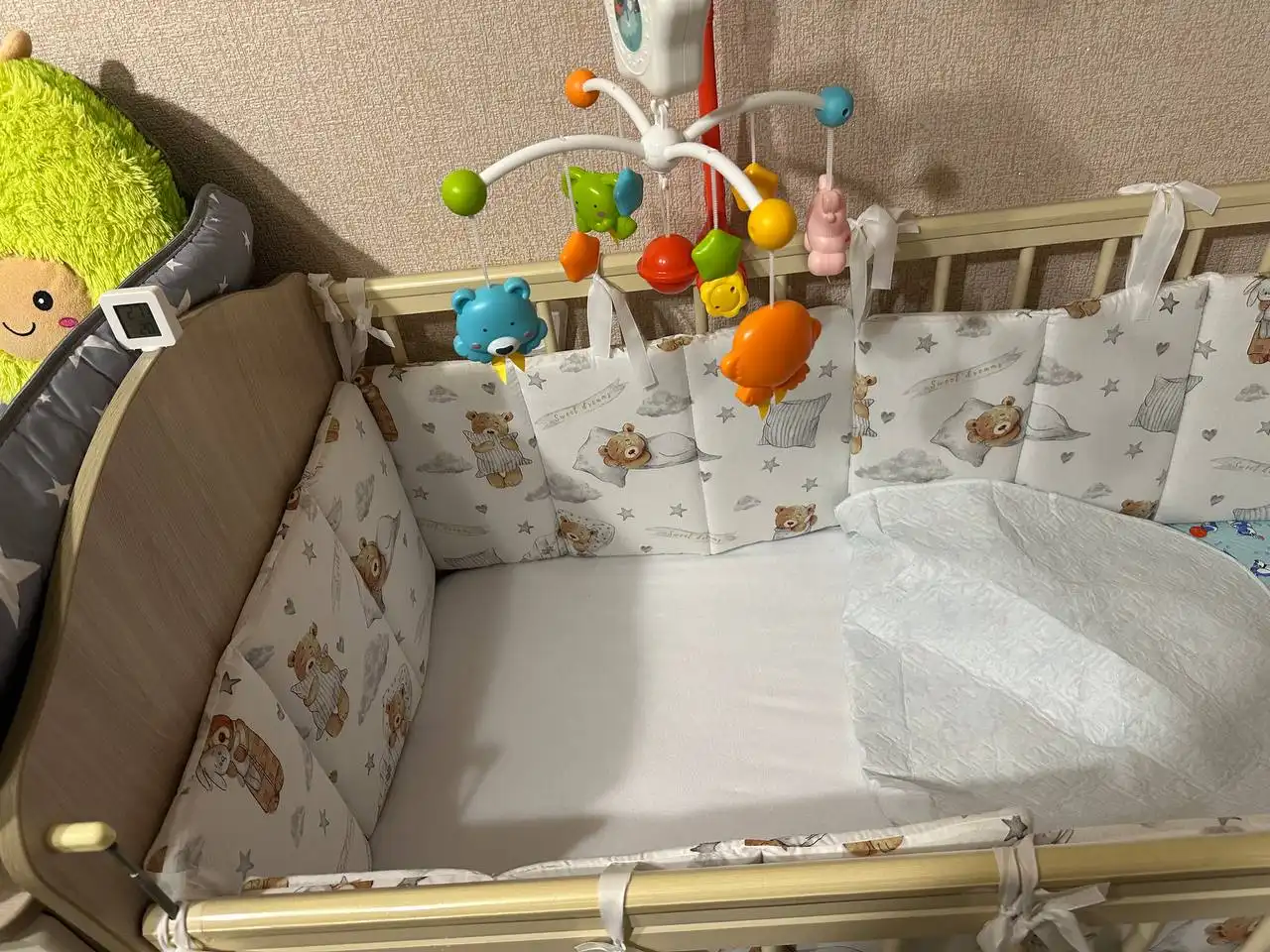 Продам детскую кроватку с пеленальным столиком и маятником - Детская мебель (Товары для детей) в Томск