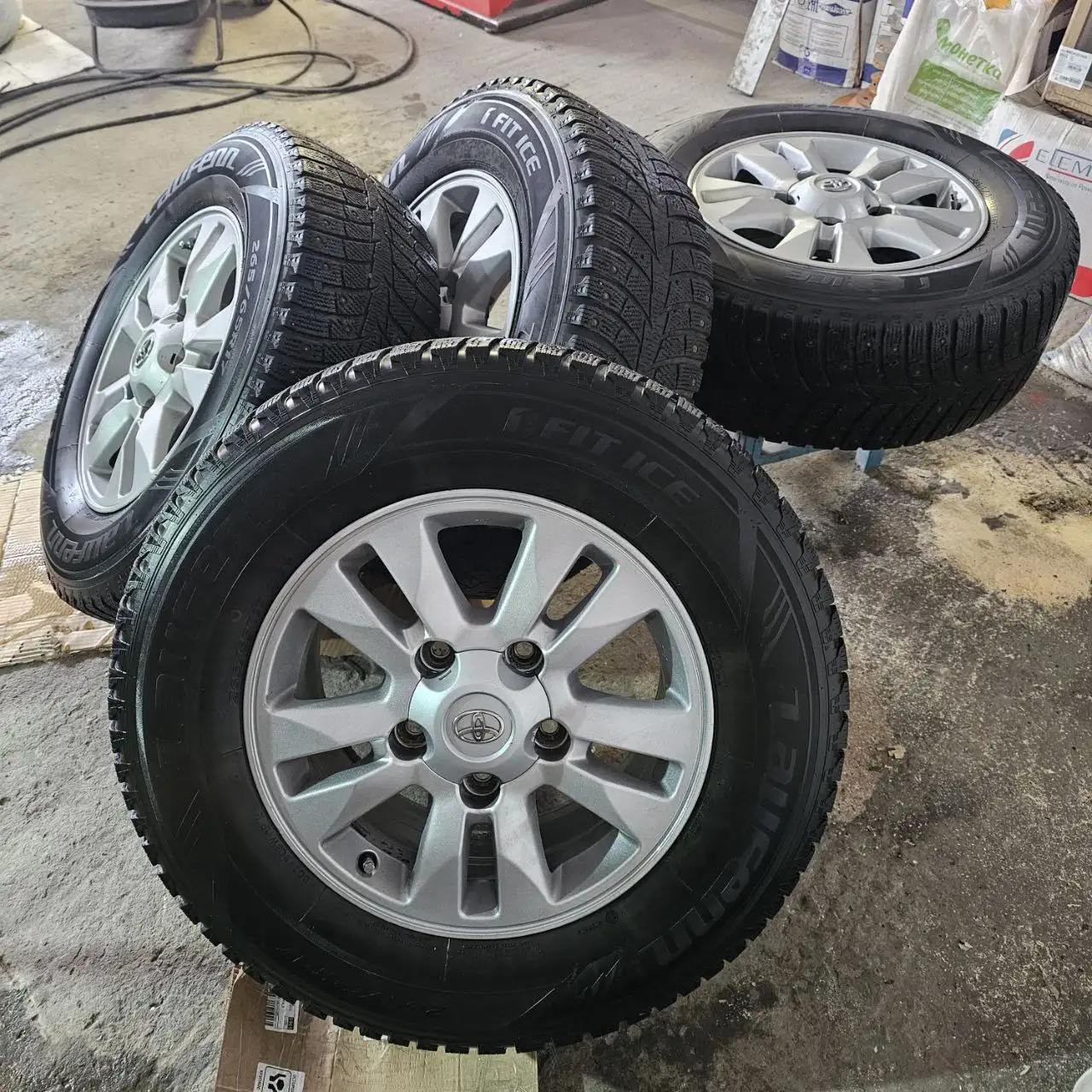 Комплект б/у шин 265/65/17 - Шины и диски (Запчасти) в Томск