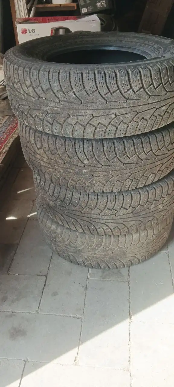 Продажа автозапчастей: шины, аккумулятор, фаркоп - Запчасти в Томск