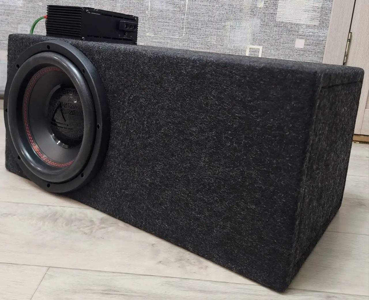 Сабвуфер Aura Fireball 10.2i и усилитель Deaf Bounce Apocalypse AAP-350.1D