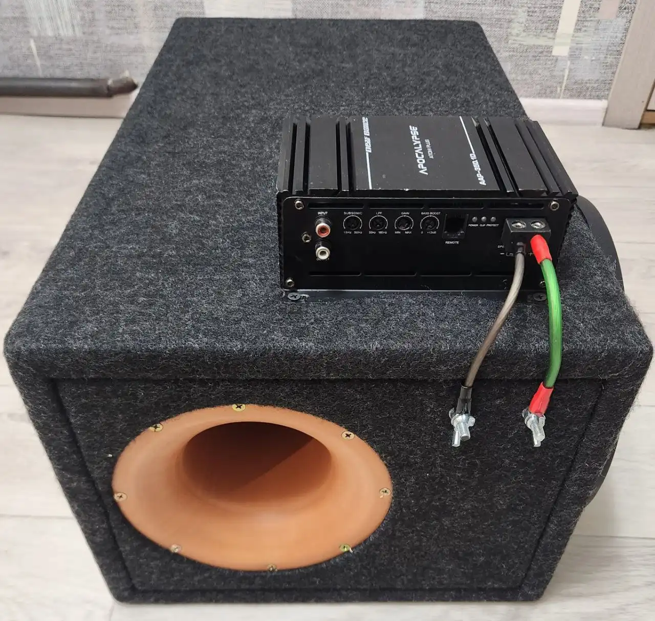 Сабвуфер Aura Fireball 10.2i и усилитель Deaf Bounce Apocalypse AAP-350.1D