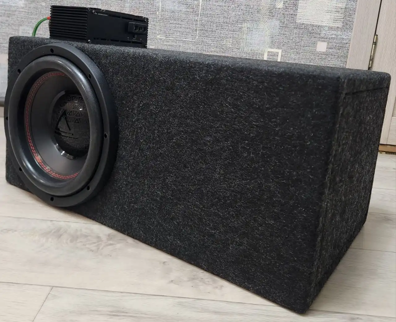 Сабвуфер Aura Fireball 10.2i с усилителем Deaf Bounce Apocalypse AAP-350.1D и коробом