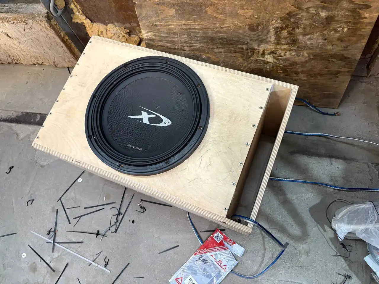 Акустическая система Alpine SWX-1243D 12' с коробом