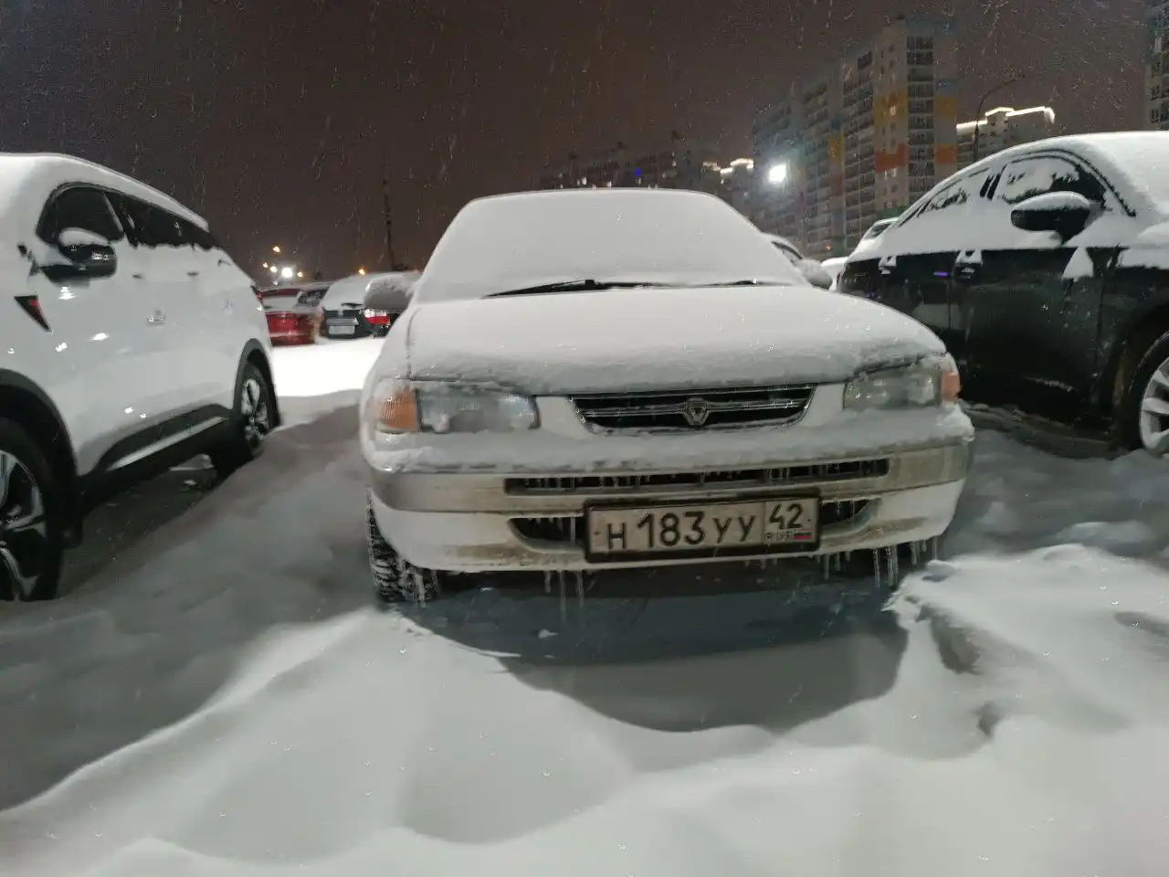 Машина на парковке Ясный Берег 4 - Авто в Новосибирск