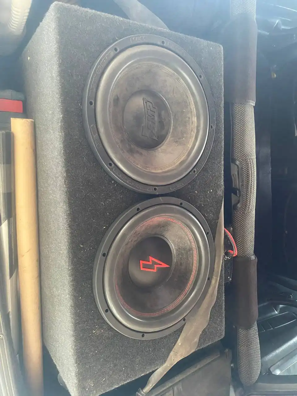 Продам 2 12-дюймовых сабвуфера в коробе с усилителем - Аудиооборудование (Авто) в Новосибирск