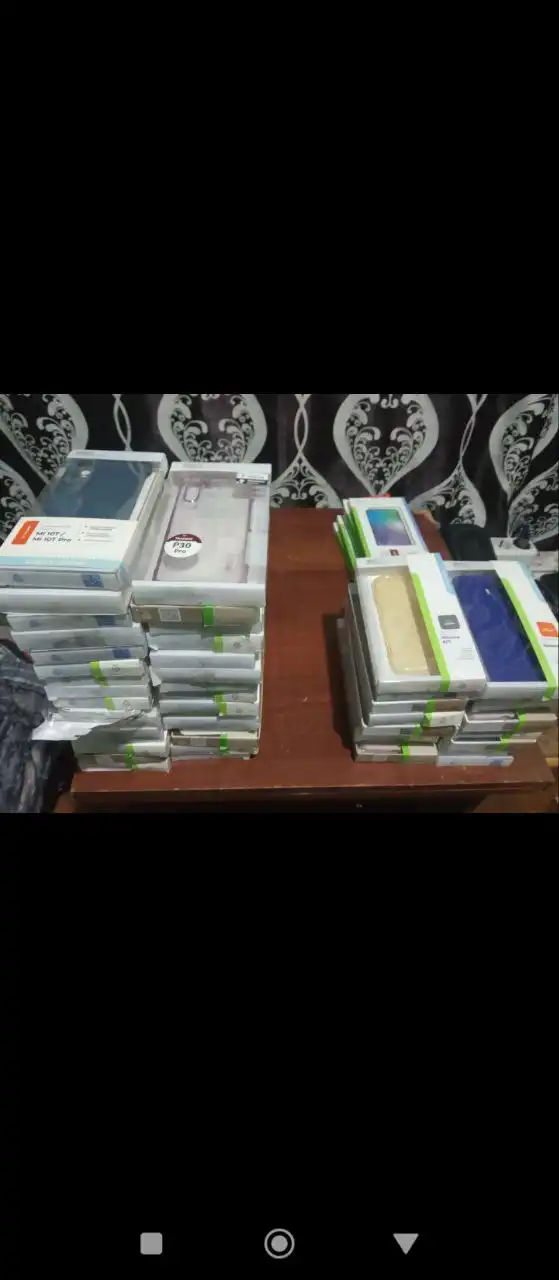 Продажа запечатанных чехлов для смартфонов