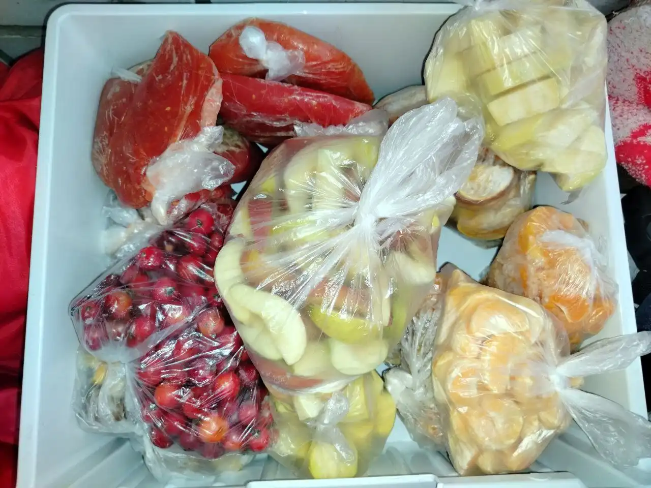 Заморозка для компота и овощи с дачного огорода