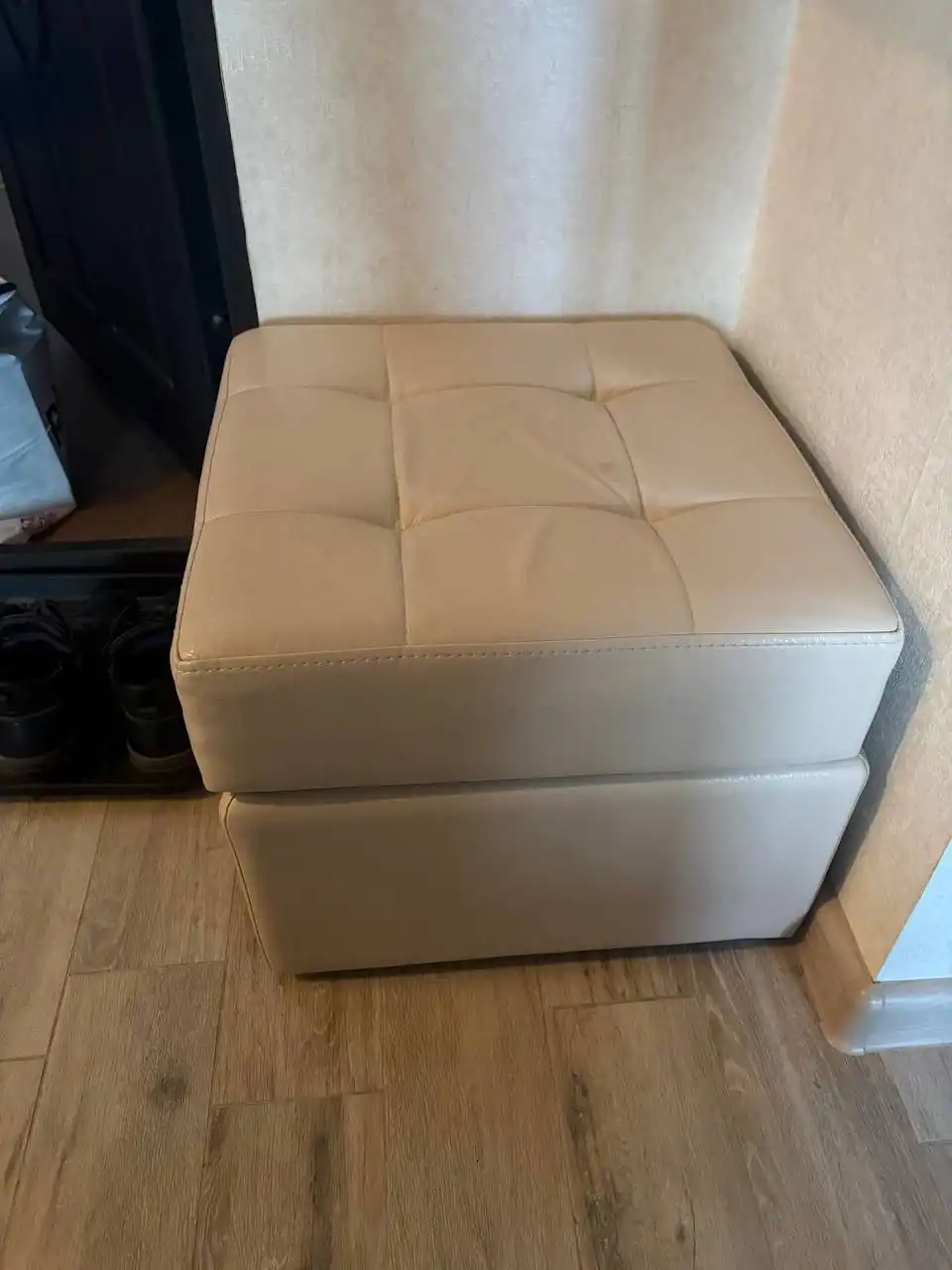 Продажа пуфика, кресел и столов