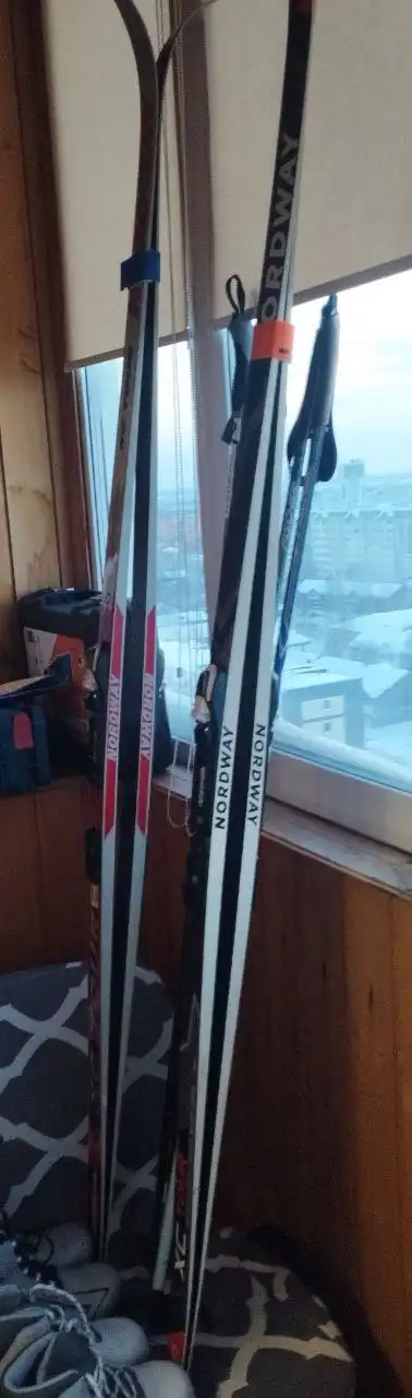 Продам лыжи с палками и ботинками - Лыжи (Хобби и отдых) в Сургут