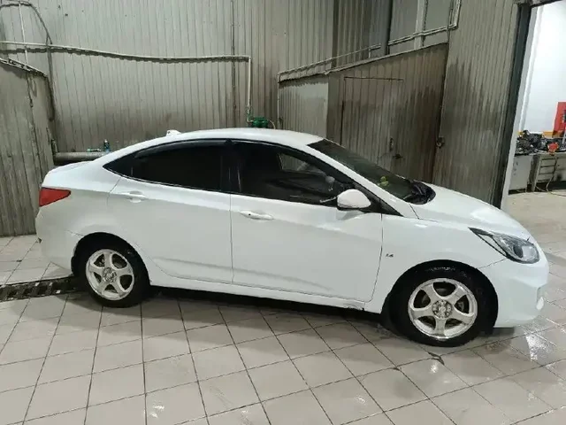 Продам автомобиль в хорошем состоянии - Гараж в Сургут