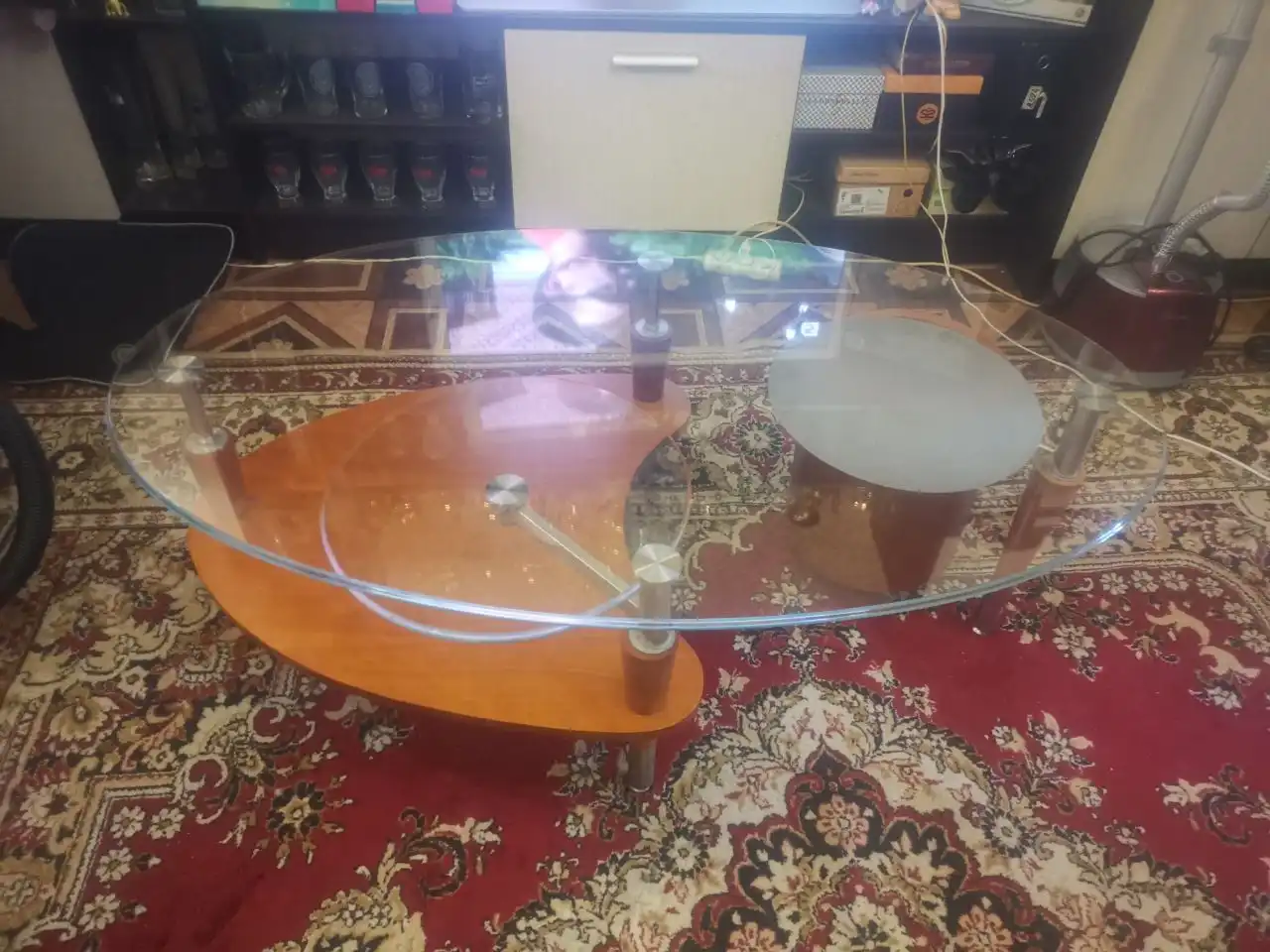 Журнальный стол из стекла и дерева - Мебель (Для дома и дачи) в Сургут